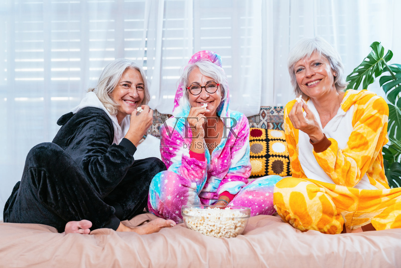 美丽的老年女性在家里举行有趣的睡衣派对照片摄影图片