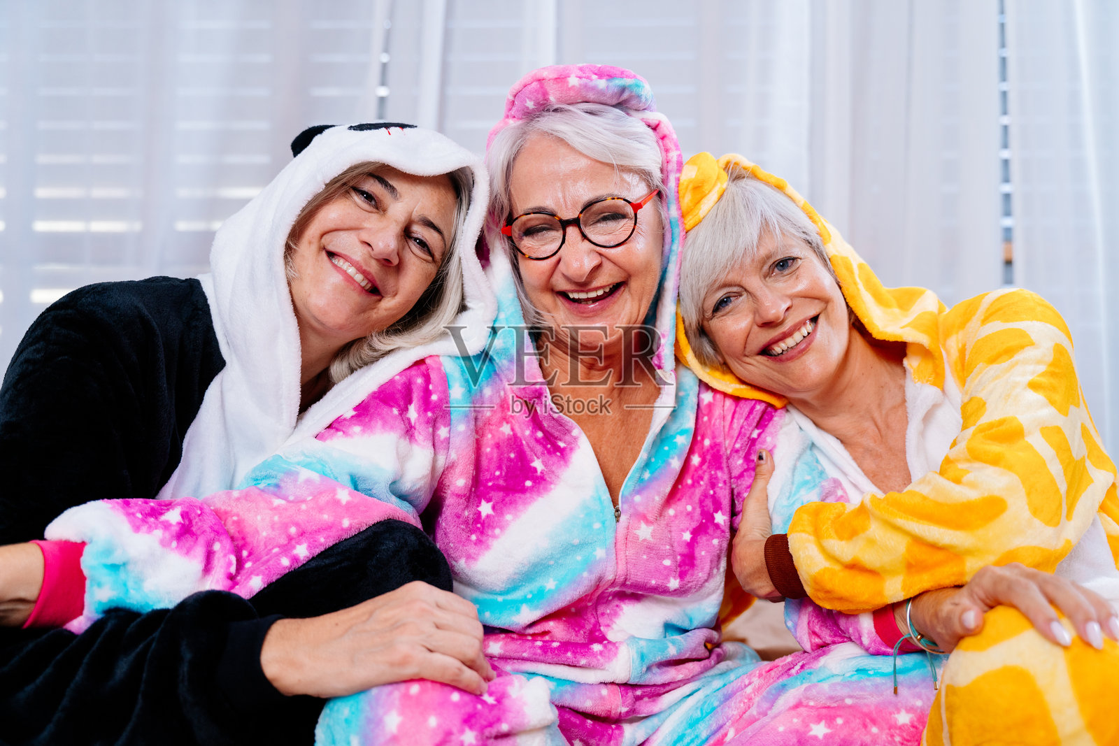 美丽的老年女性在家里举行有趣的睡衣派对照片摄影图片