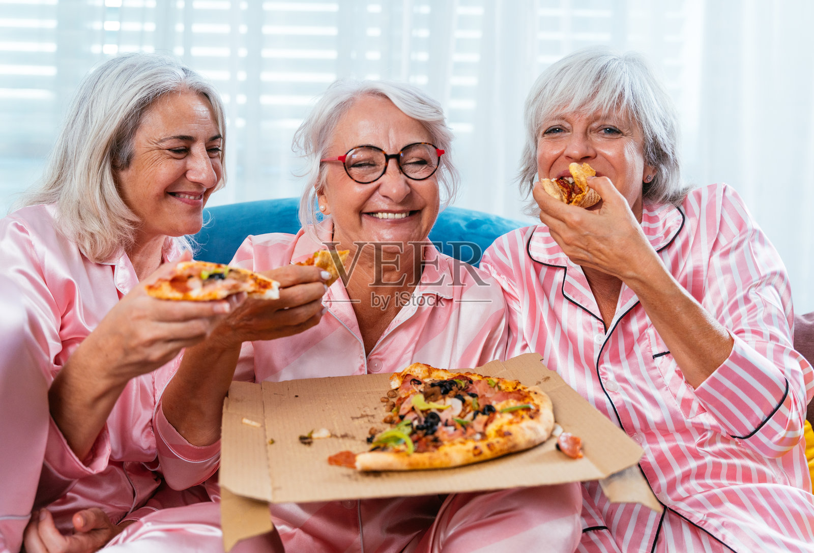 美丽的老年女性在家里举行有趣的睡衣派对照片摄影图片