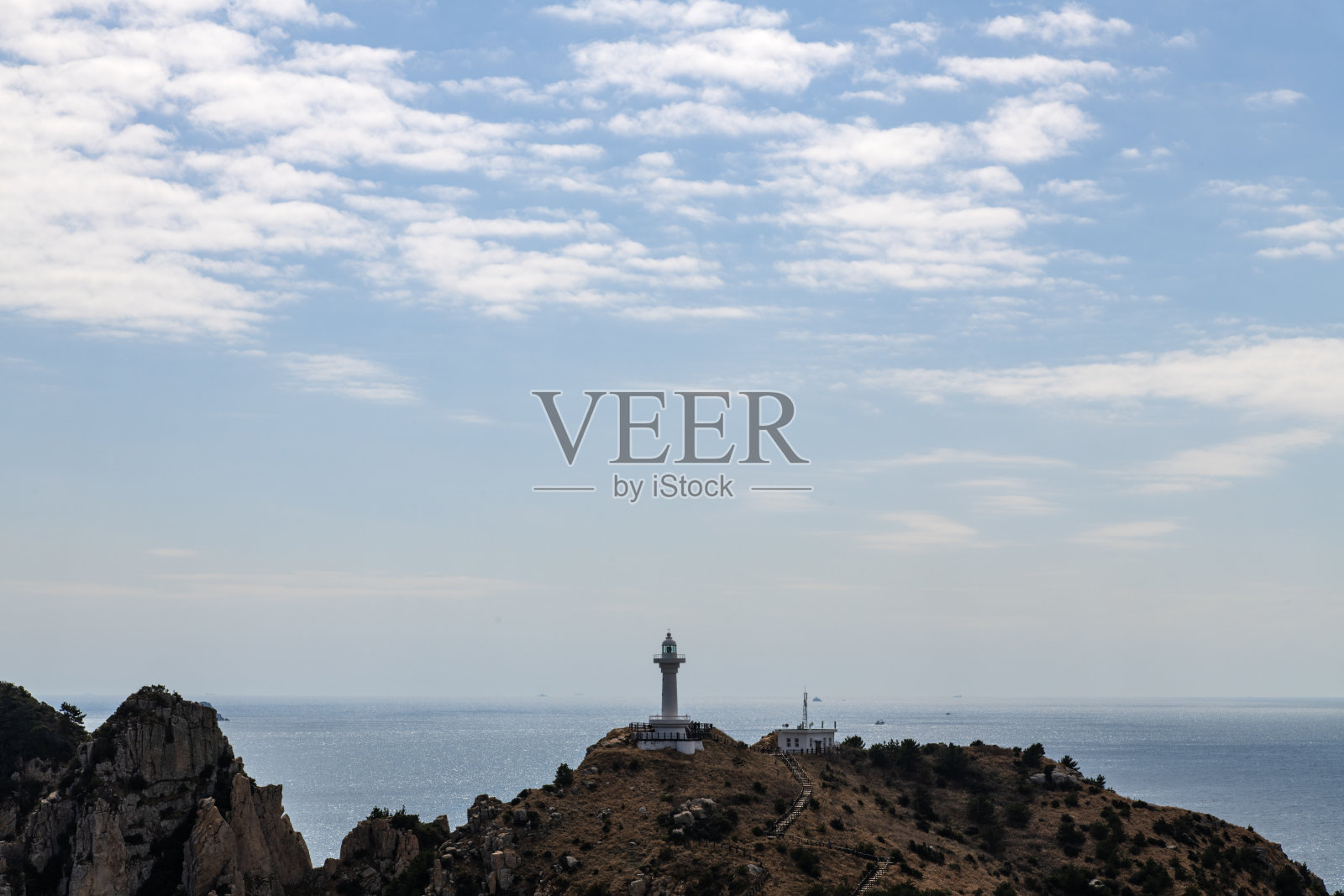 海中岛屿上的灯塔与悬崖照片摄影图片