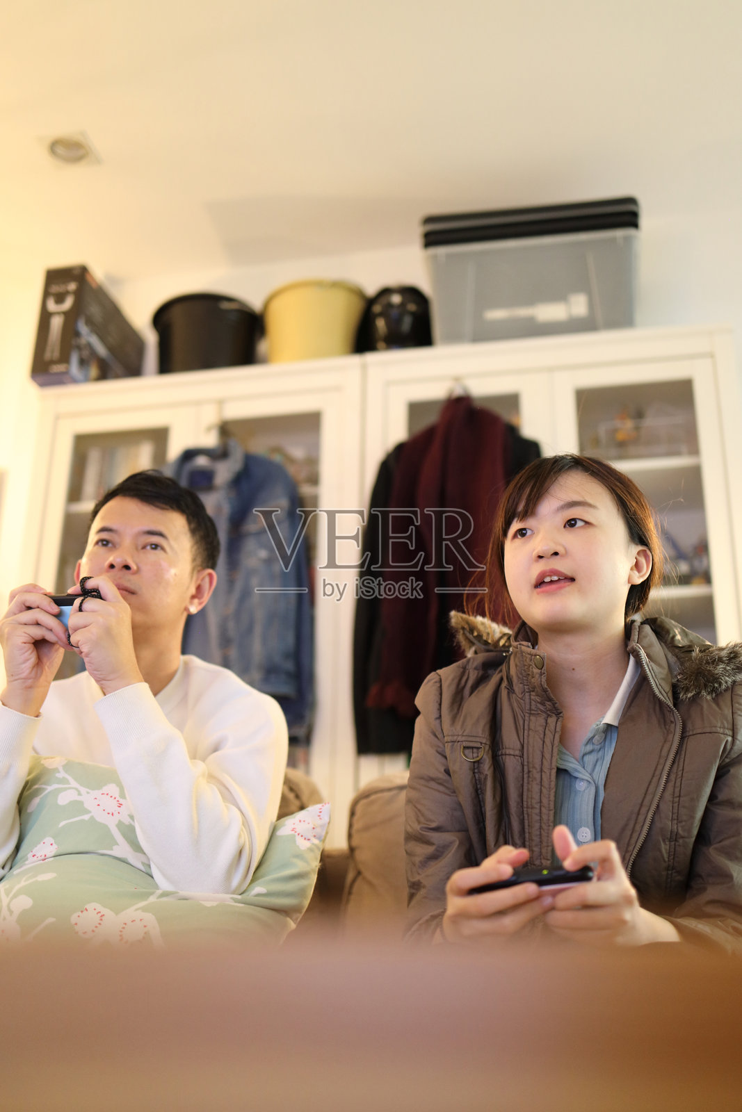 与朋友一起游戏照片摄影图片