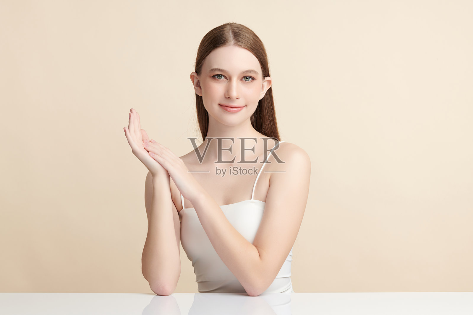 美丽的年轻女性，肤色洁净清新，背景为米色，面部护理，面部治疗，美容学，美容与水疗，女性肖像。照片摄影图片