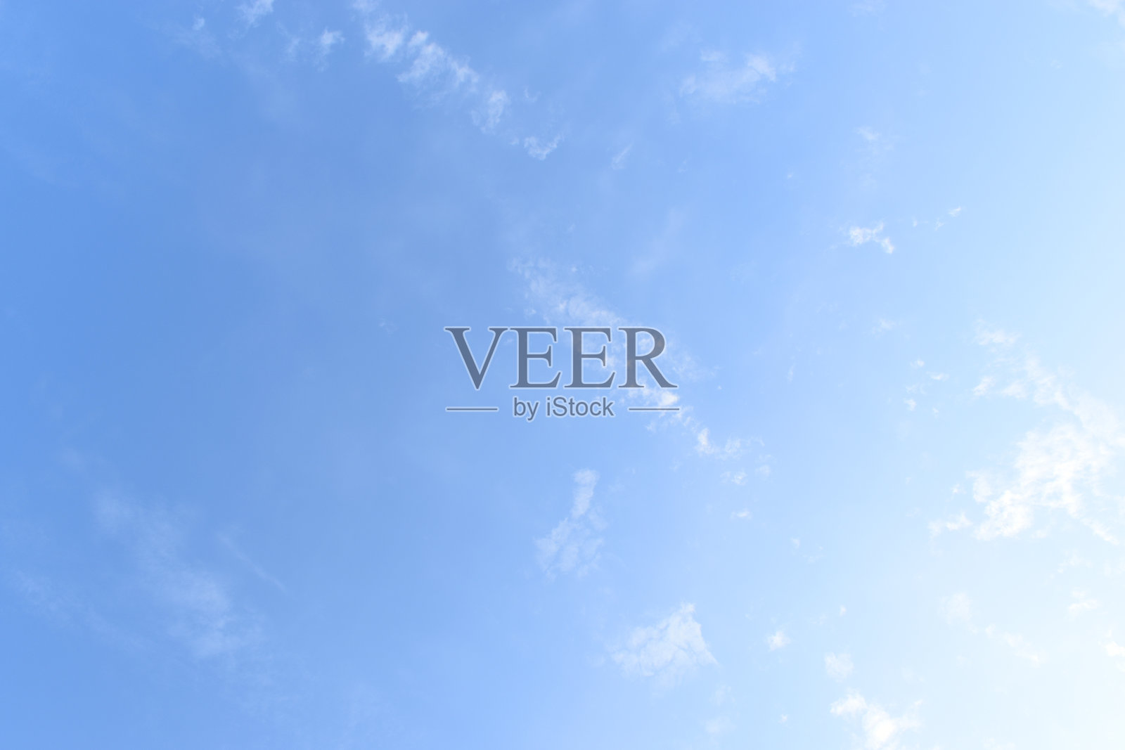 美丽的蓝天和白色蓬松的云朵，伴随着清晨的日出，自然背景。照片摄影图片