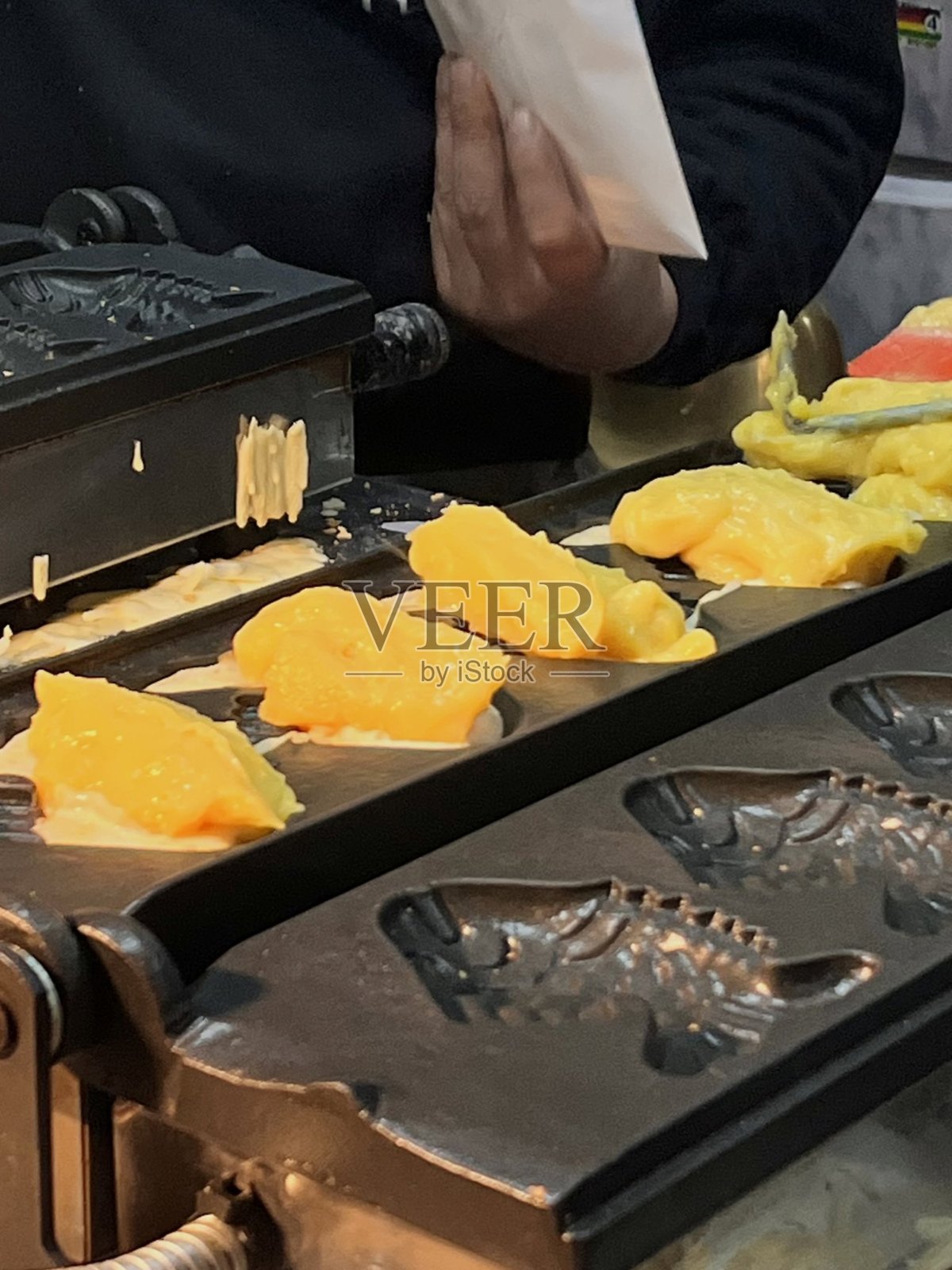 鲷鱼烧，鱼形糕点（Korean Fish Shaped Pastry），在韩国冬季街头受欢迎的小吃，饼干，甜点。鲷鱼烧（붕어빵）- 韩国传统国民食品，菜肴，料理。日本的鲷鱼烧。照片摄影图片
