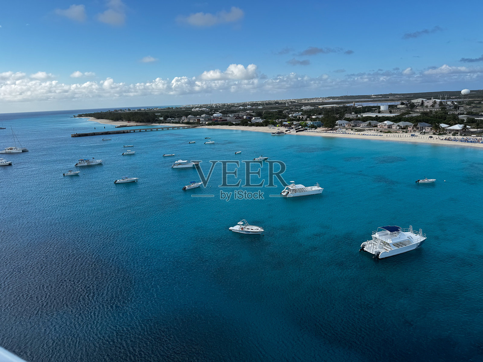美丽的蓝色海洋上漂浮着许多船只。大特克岛，巴哈马照片摄影图片