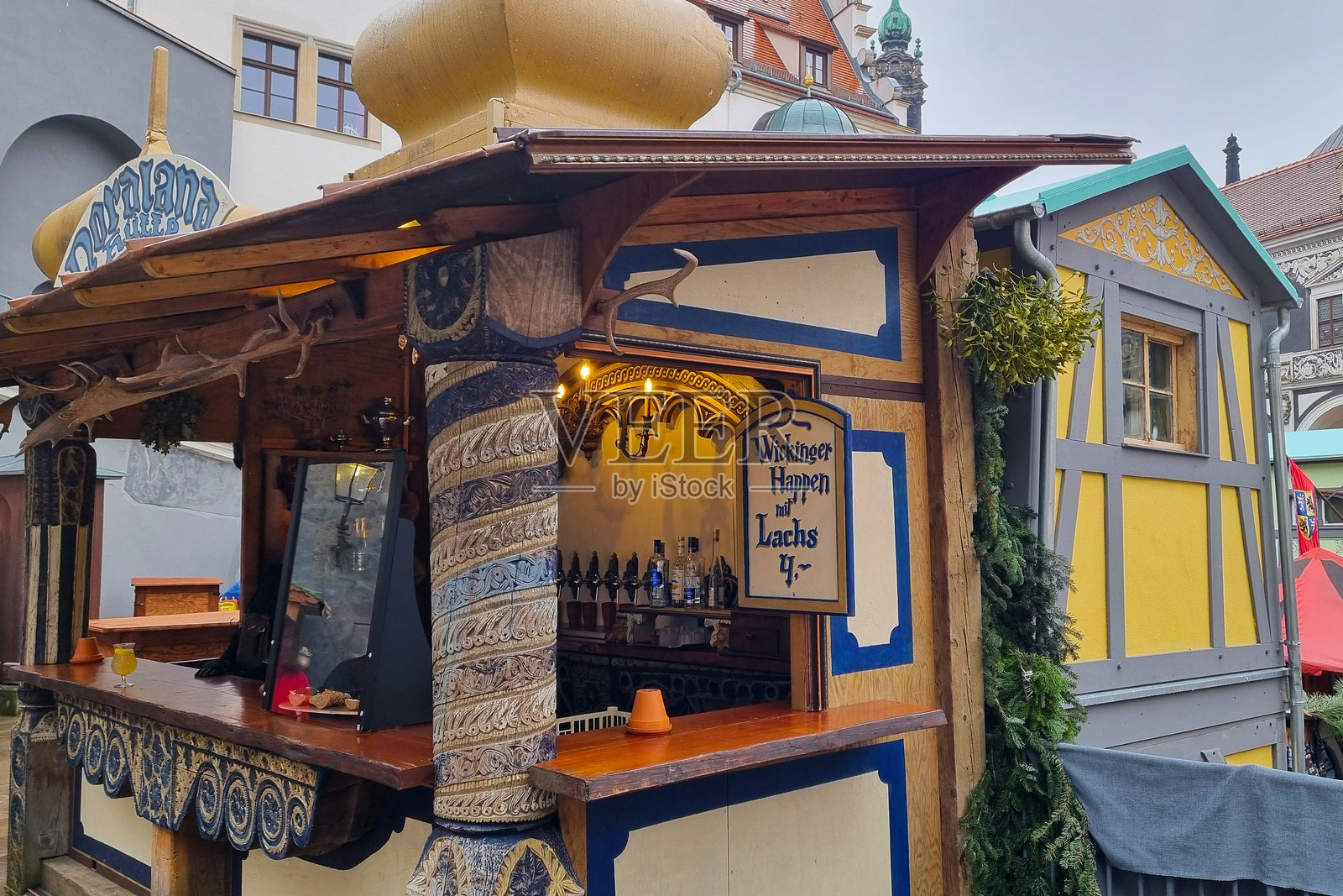 迷人的巴伐利亚市场摊位在圣诞市场活动中照片摄影图片