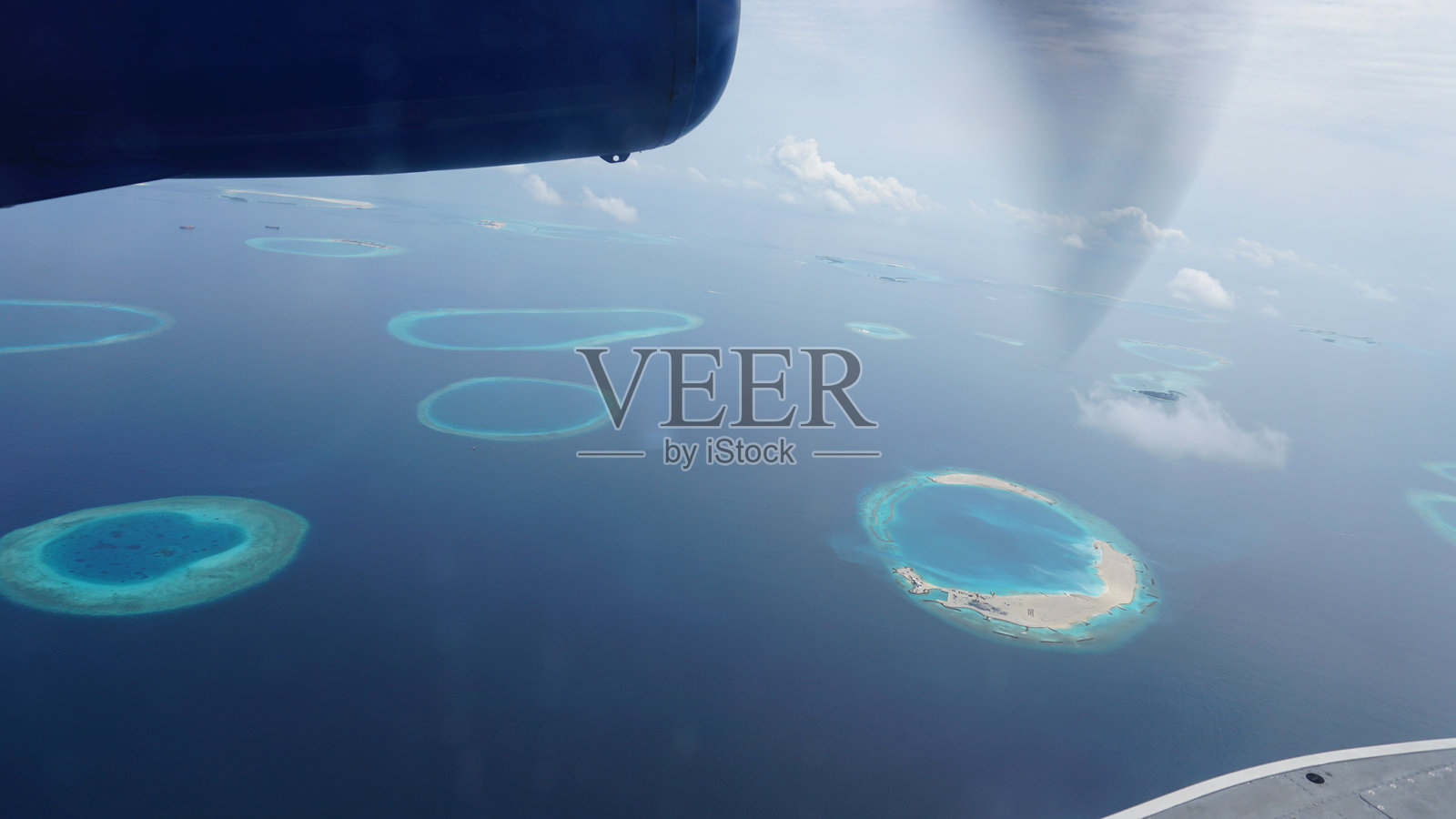 乘坐水上飞机飞越马尔代夫群岛，欣赏令人惊叹的环礁照片摄影图片