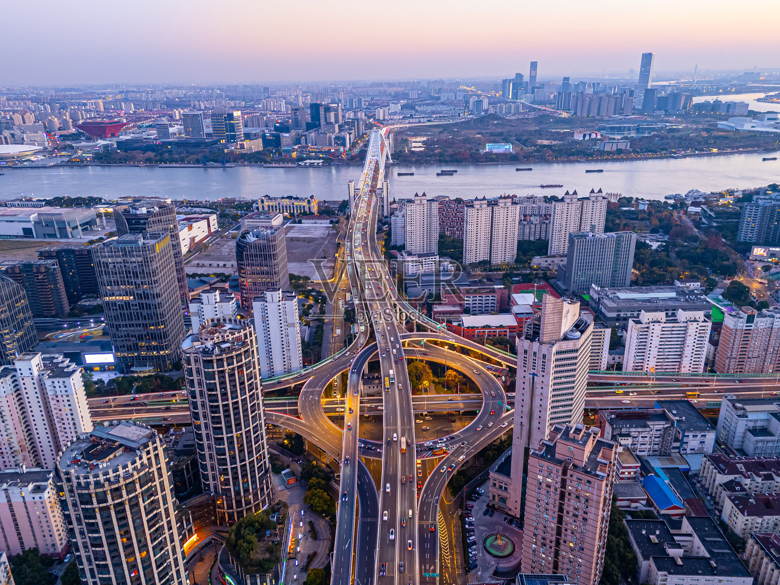 上海金融区日落时分的立交桥鸟瞰图照片摄影图片