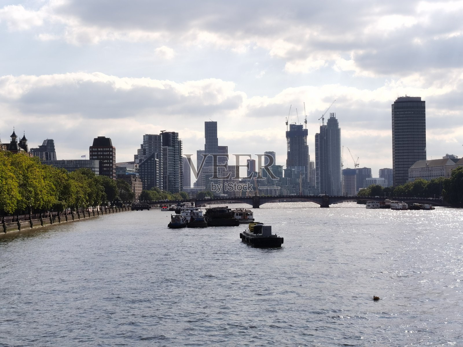 伦敦泰晤士河的景观照片摄影图片