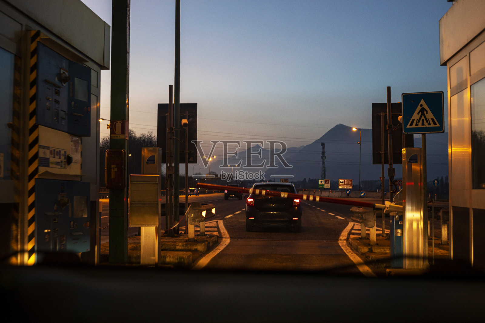 都灵收费公路入口前的障碍物照片摄影图片