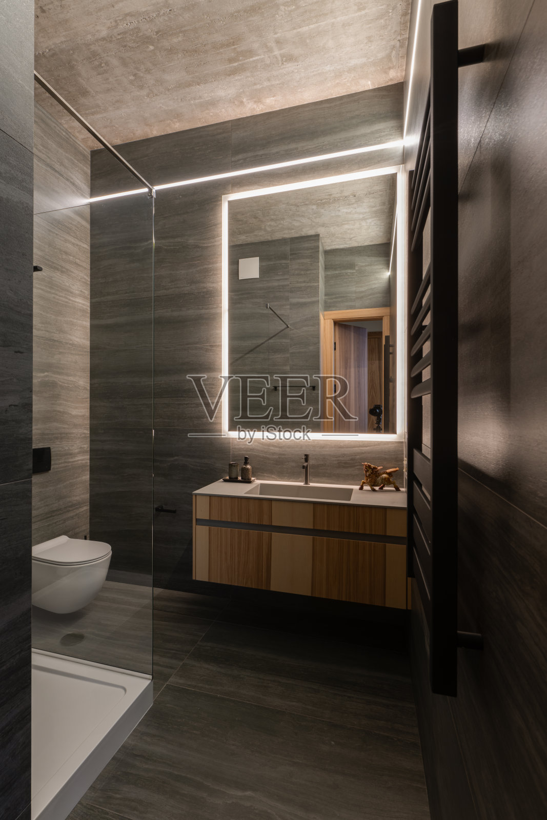 探索现代浴室设计，展现流畅的饰面和氛围灯光效果照片摄影图片