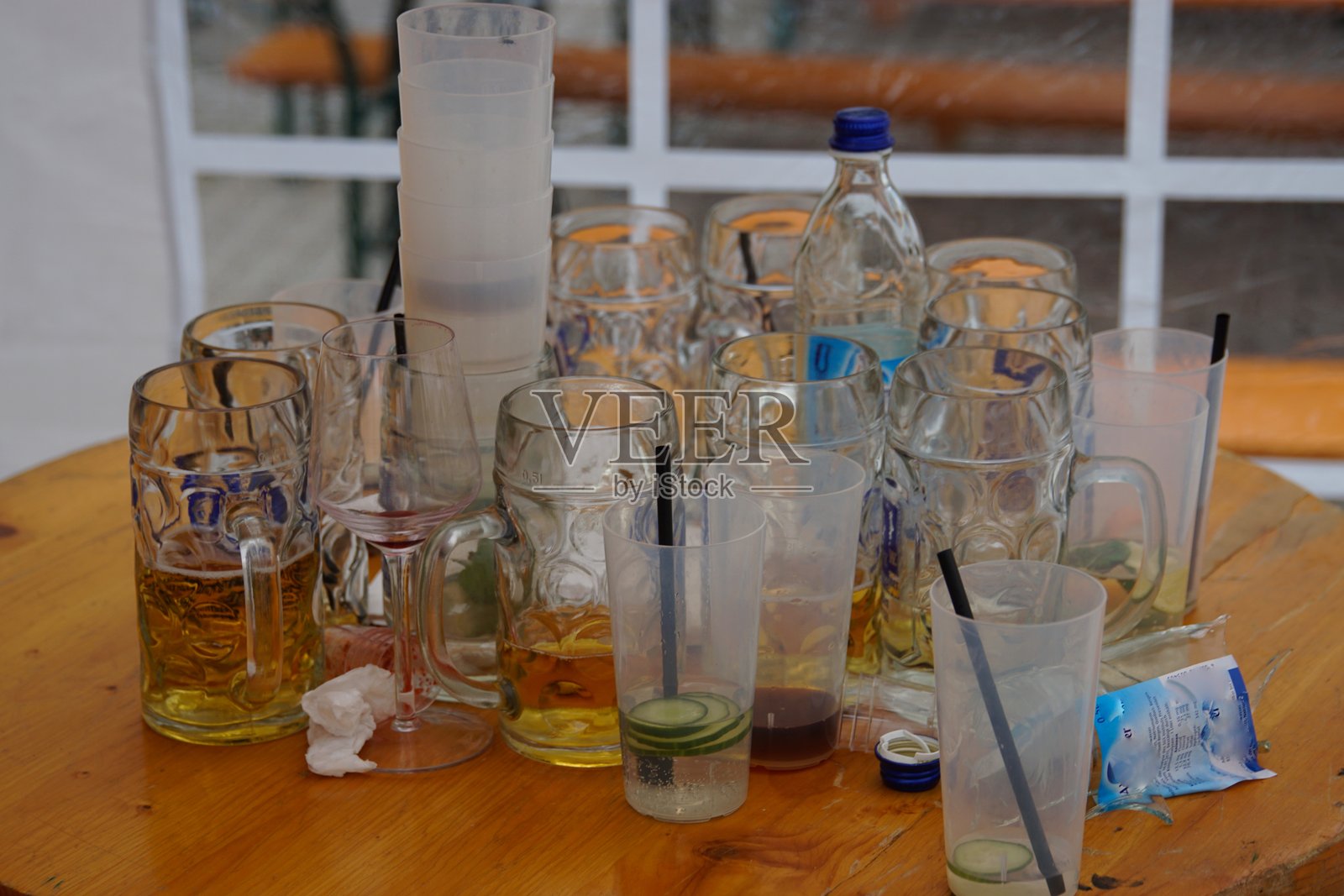 第二天早晨露天生日派对的痕迹。照片摄影图片