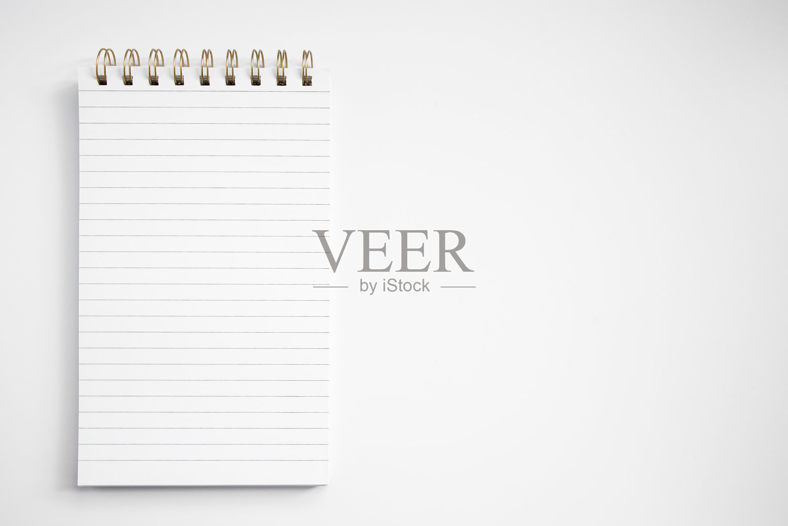 白色背景上的空白带线笔记本照片摄影图片