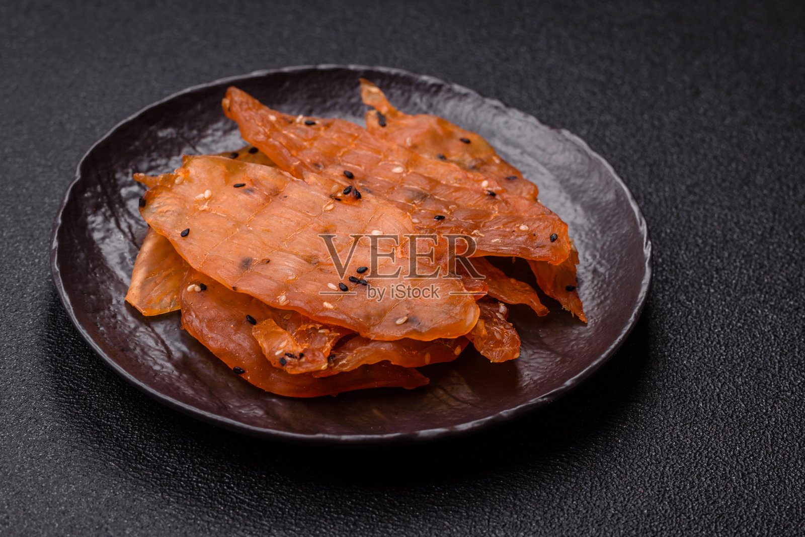 腌制的干鸡肉，加入盐和香料照片摄影图片