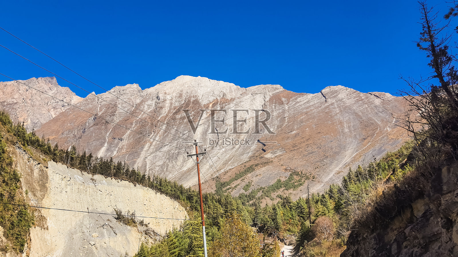 风景如画的高耸山脉的壮丽景观。照片摄影图片