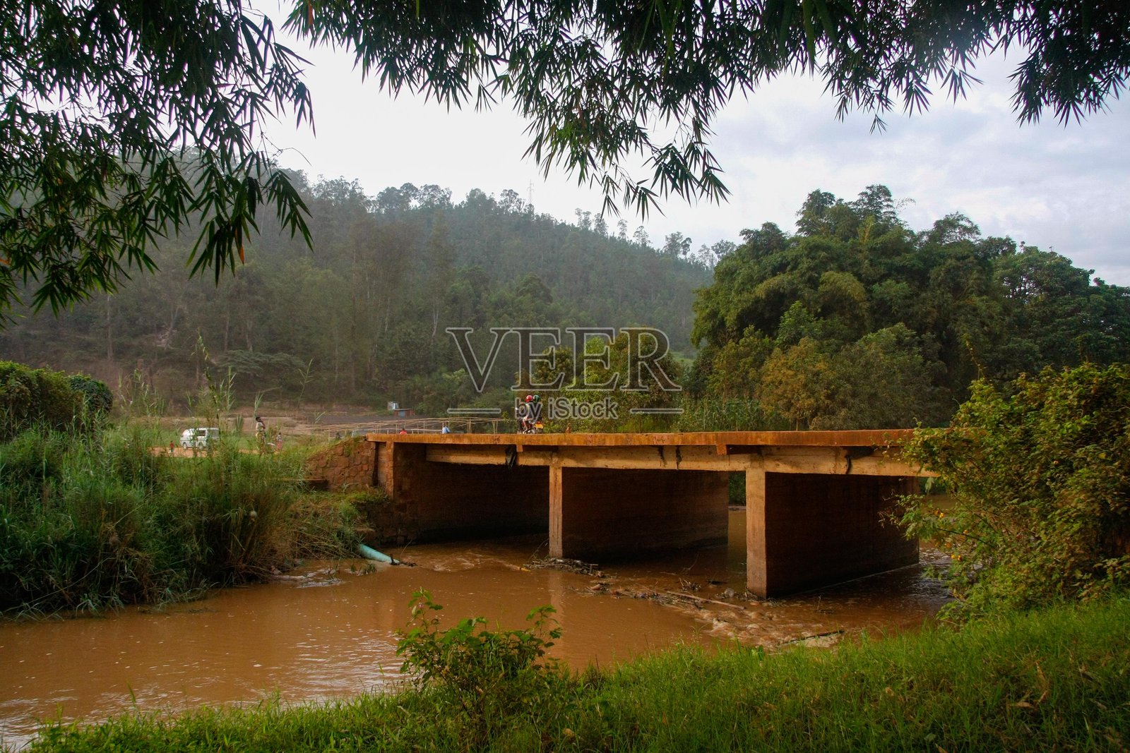乡村卢旺达泥泞河上的乡村桥照片摄影图片