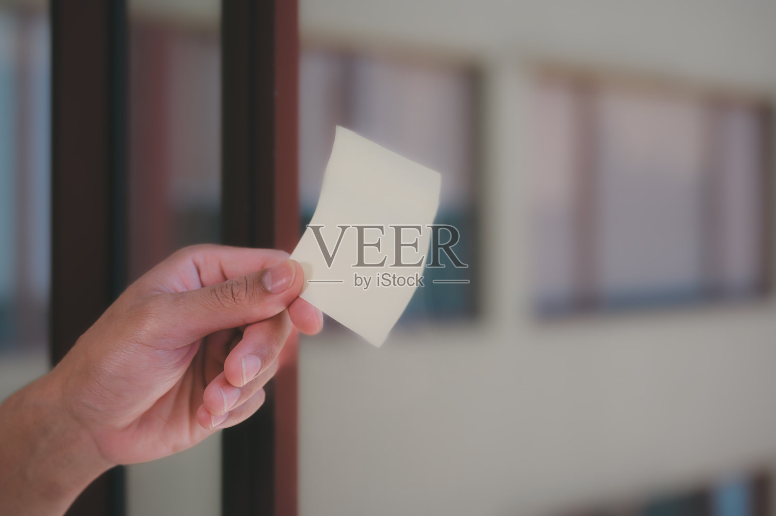 商人手持纸质便签，象征着商业策略和规划的提醒备忘录。照片摄影图片