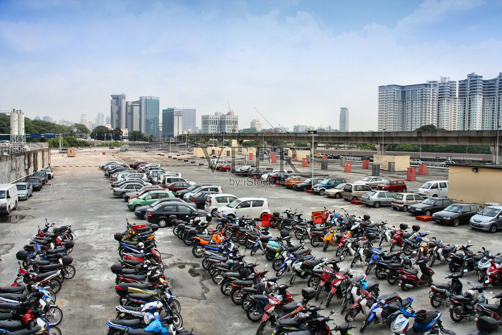 吉隆坡市的摩托车和汽车停车场照片摄影图片