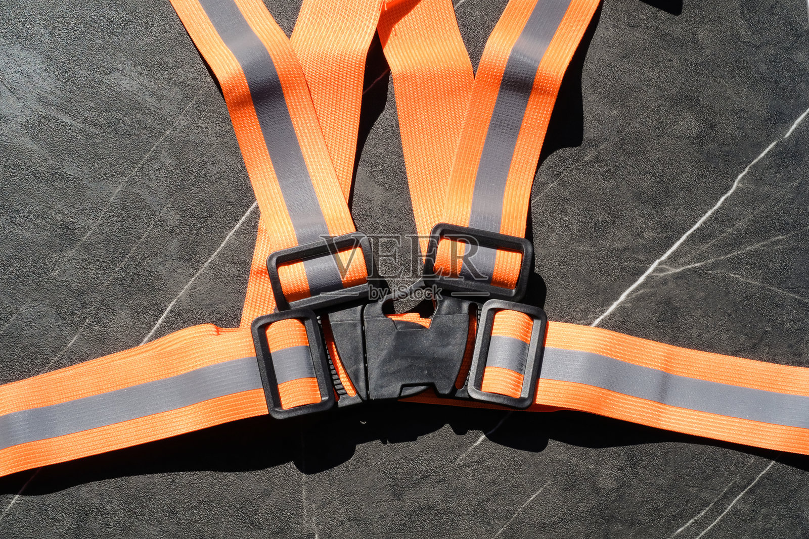 黑色背景下的身体束带特写照片摄影图片