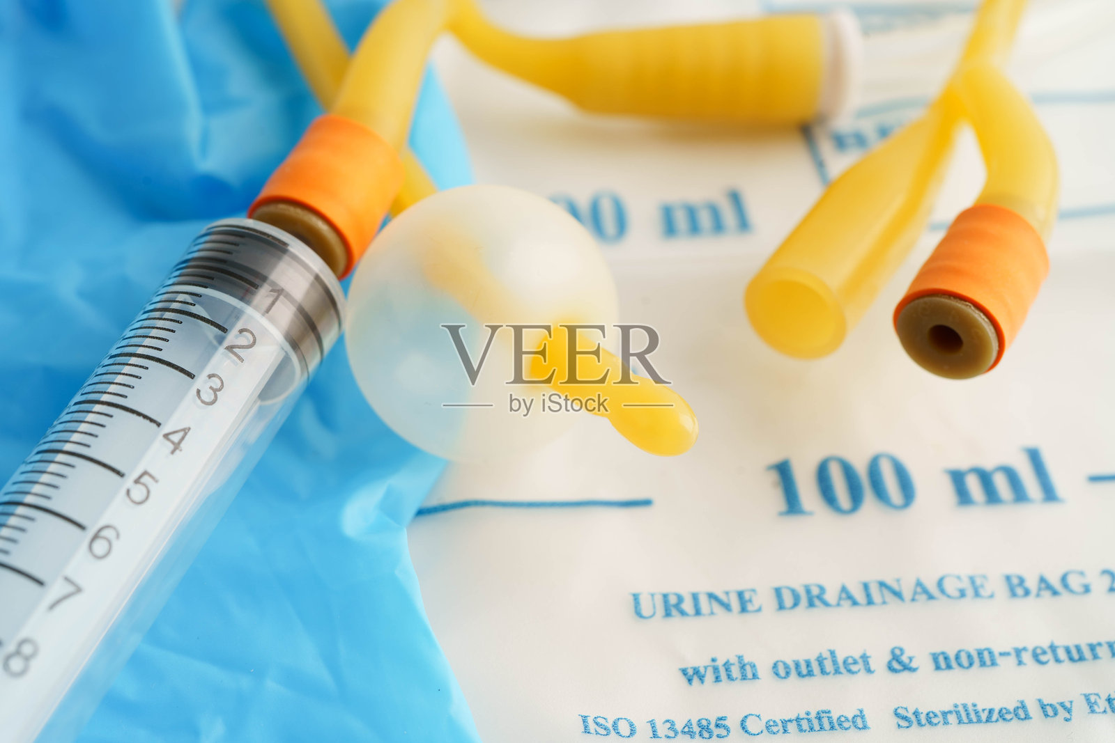 导尿管和尿液排放袋用于收集残疾患者或住院病人的尿液。照片摄影图片