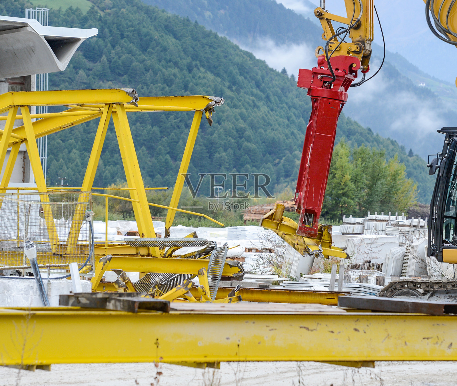 工厂中的金属部件和碎片照片摄影图片