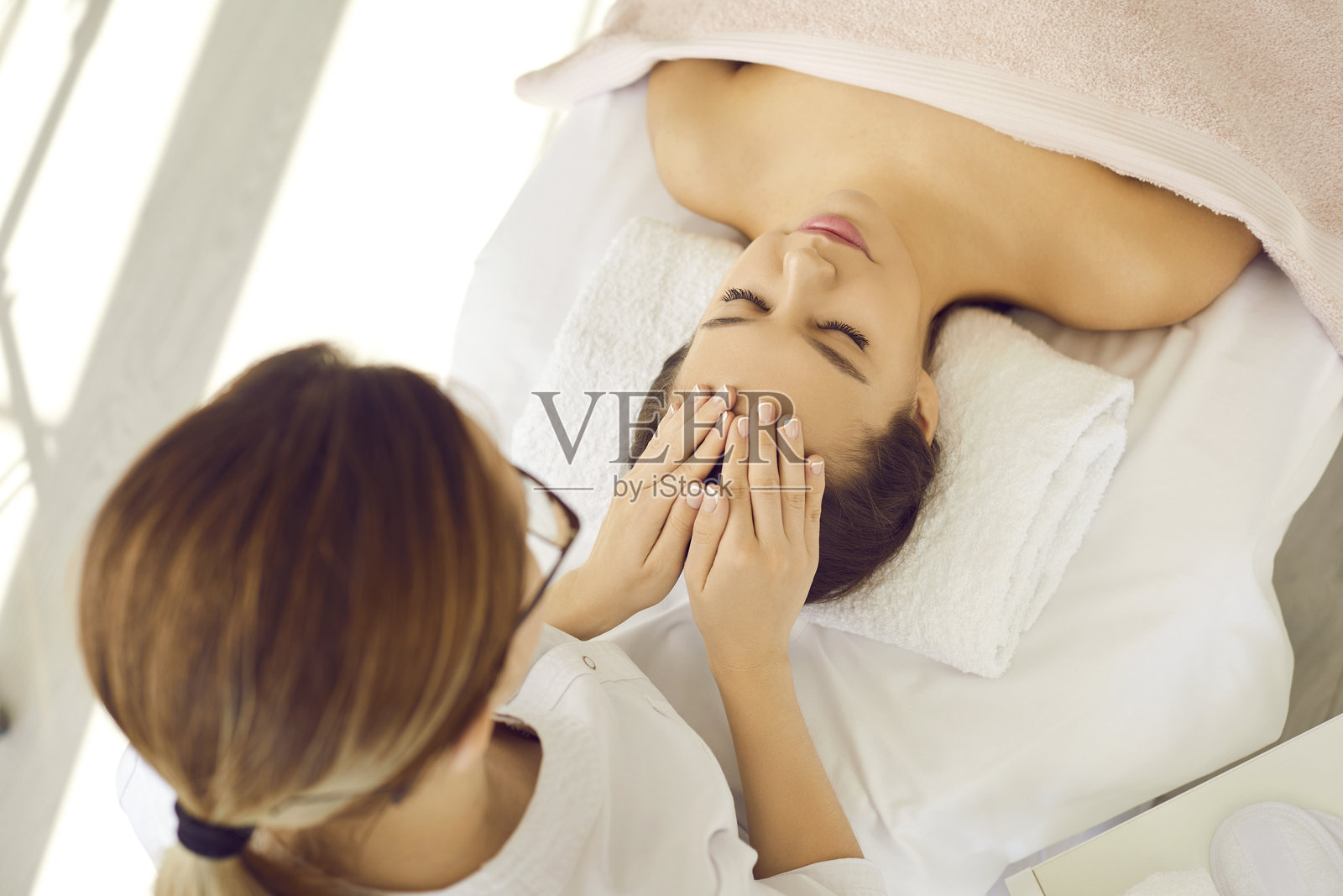 美容医生为女性客户进行美容程序照片摄影图片