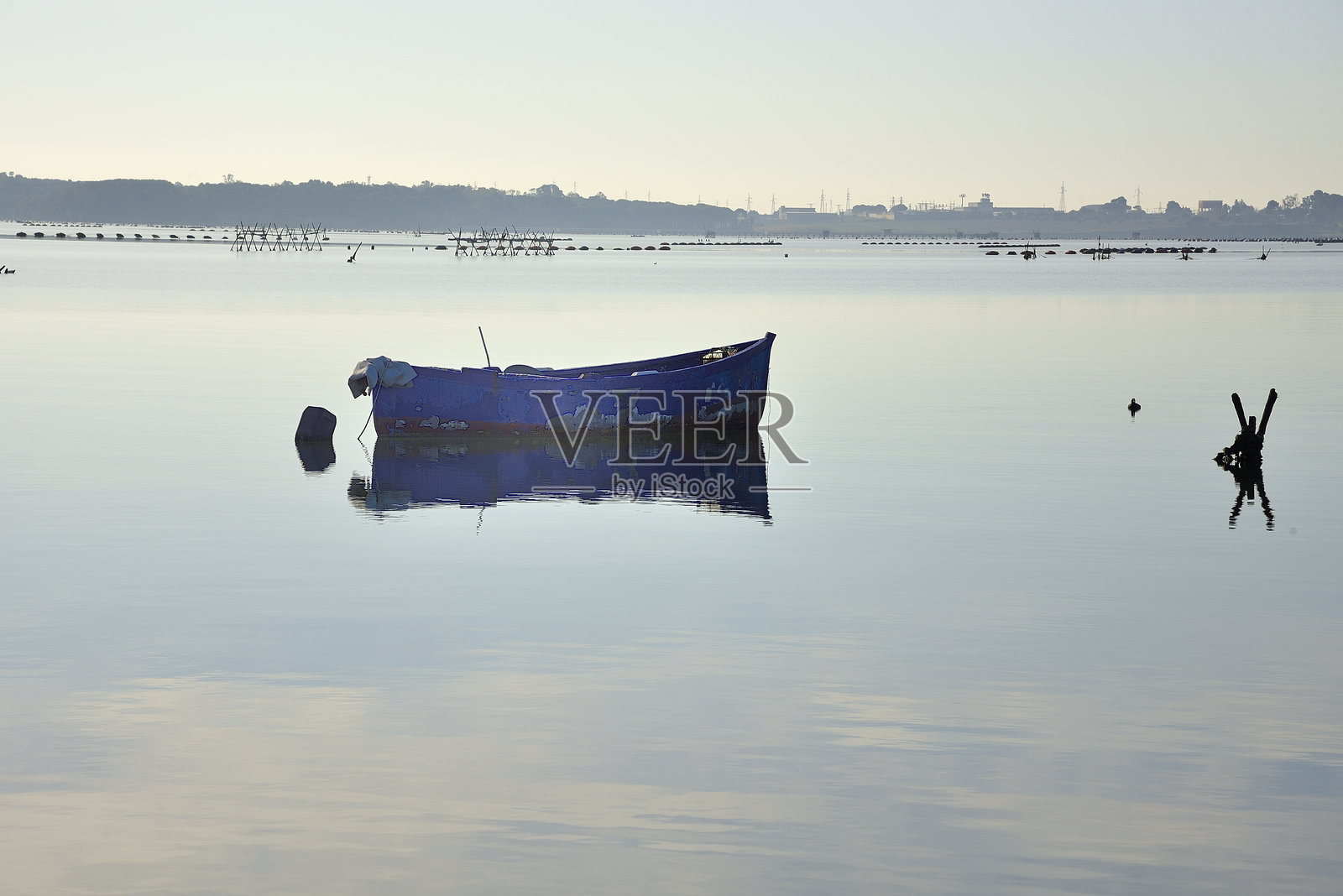 塔兰托普利亚的小海，渔船照片摄影图片