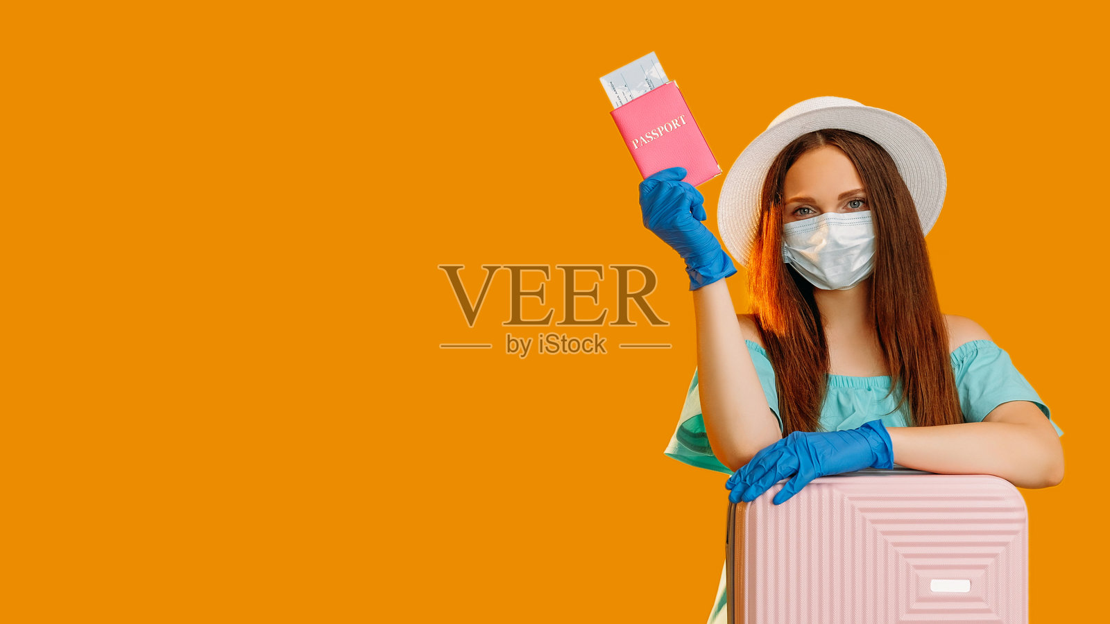 疫情期间的夏季假期旅游女性佩戴口罩照片摄影图片