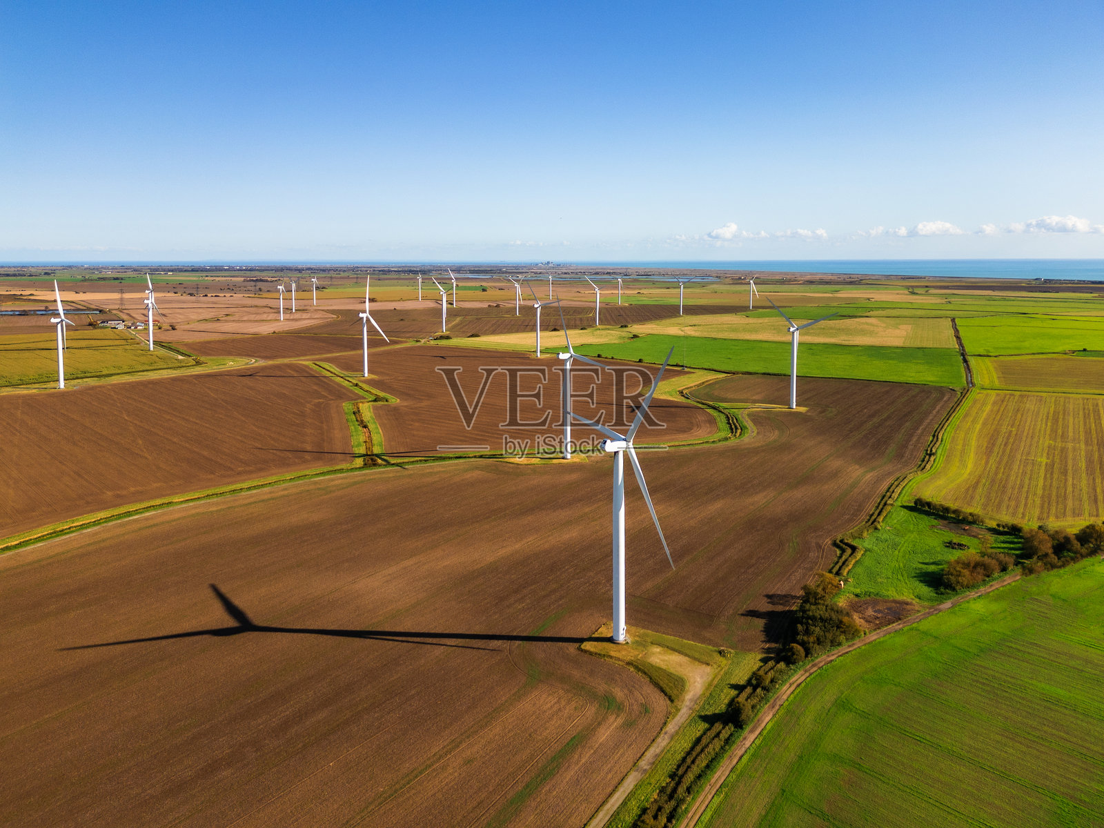 农业景观中的风电场和风力涡轮机的鸟瞰图照片摄影图片