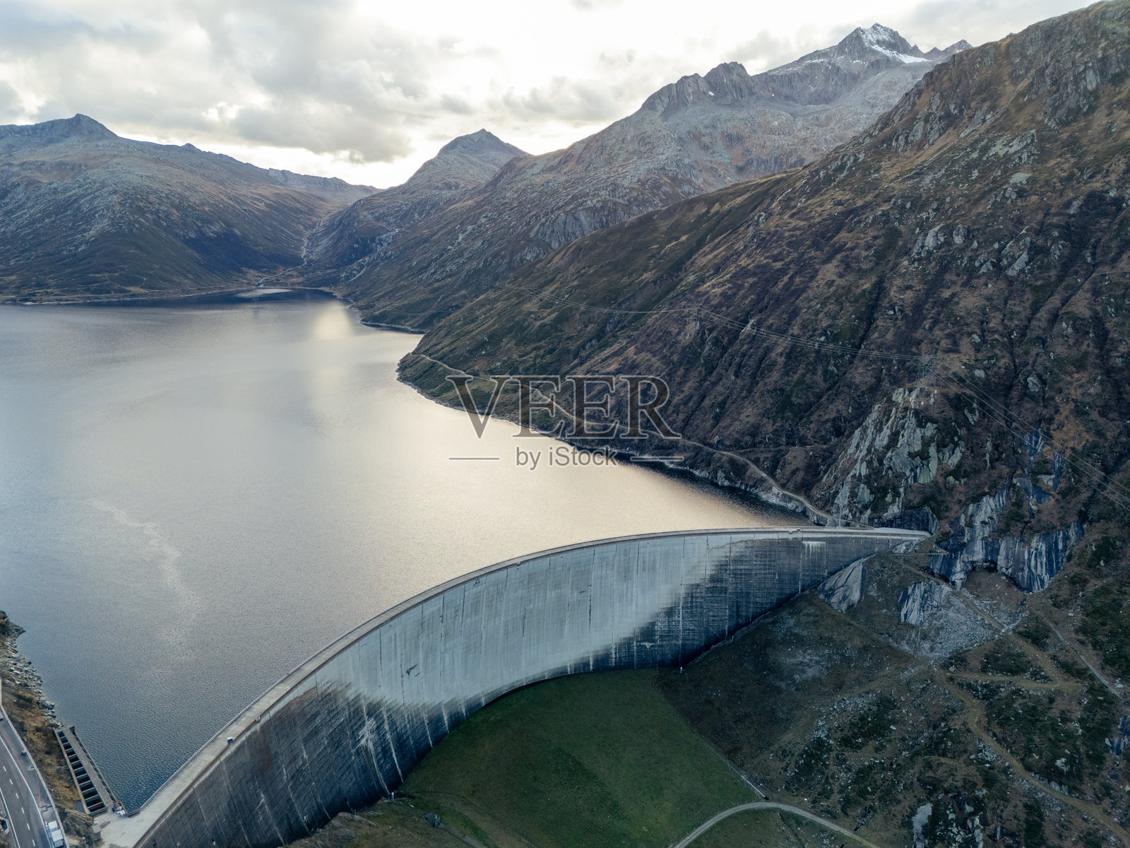 瑞士阿尔卑斯山的混凝土大坝鸟瞰图照片摄影图片