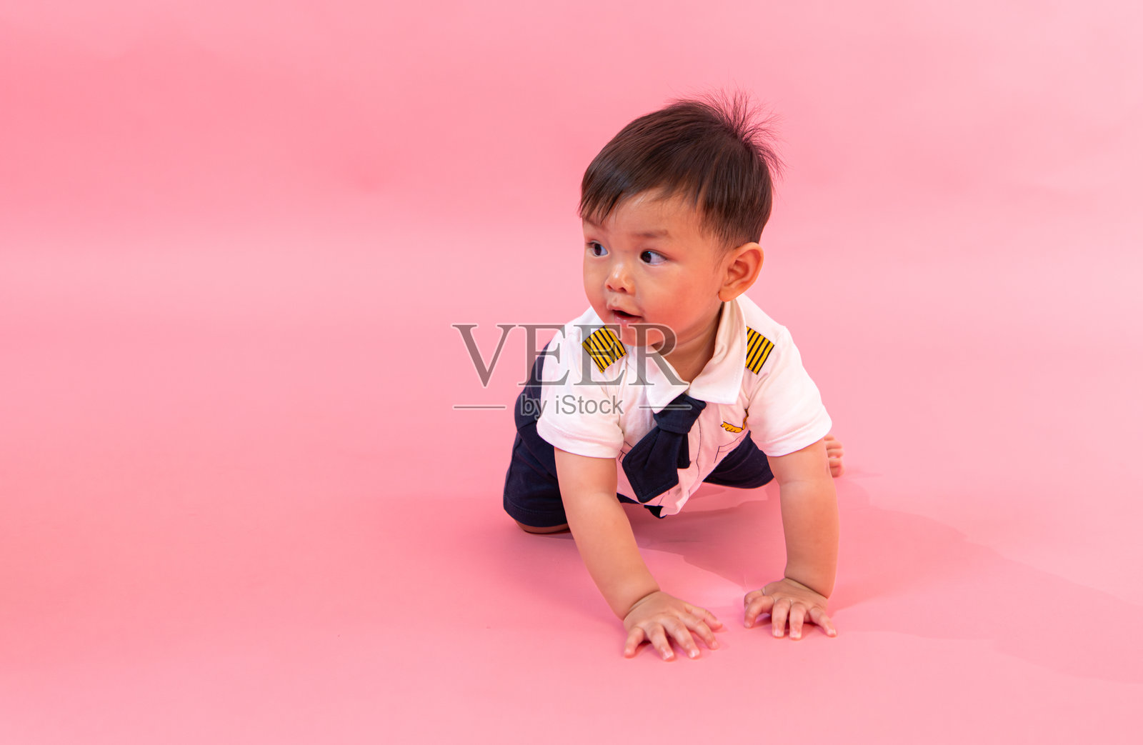 小孩穿着飞行员服装照片摄影图片