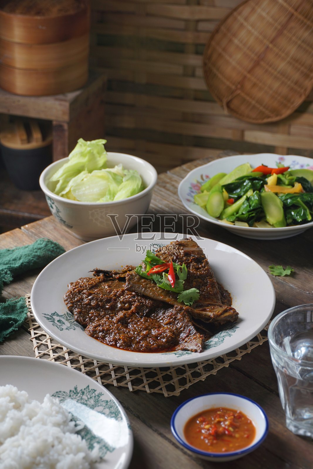 香料牛肝配孜然放在盘子里。照片摄影图片