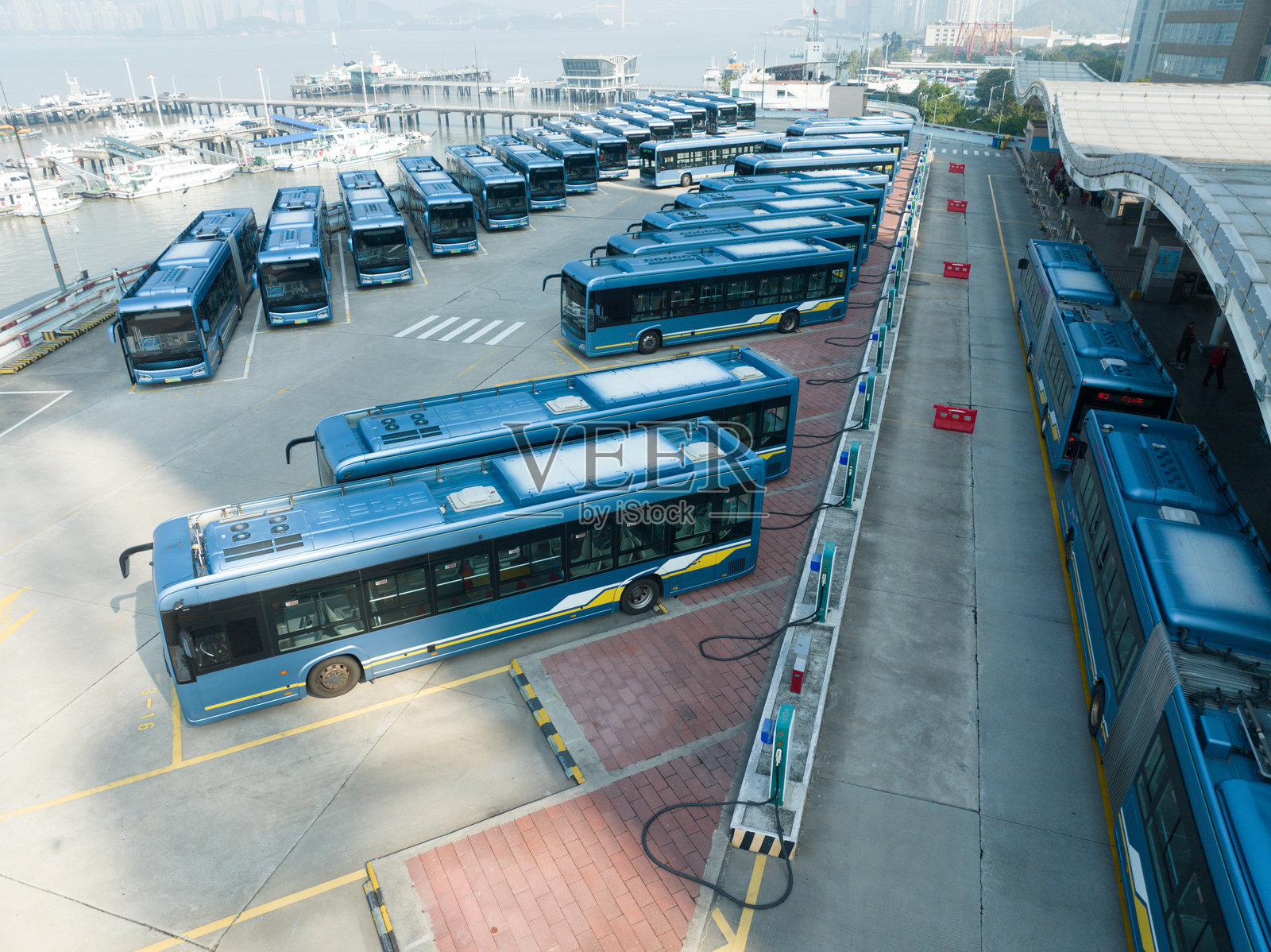 电动公交车站，充电站照片摄影图片