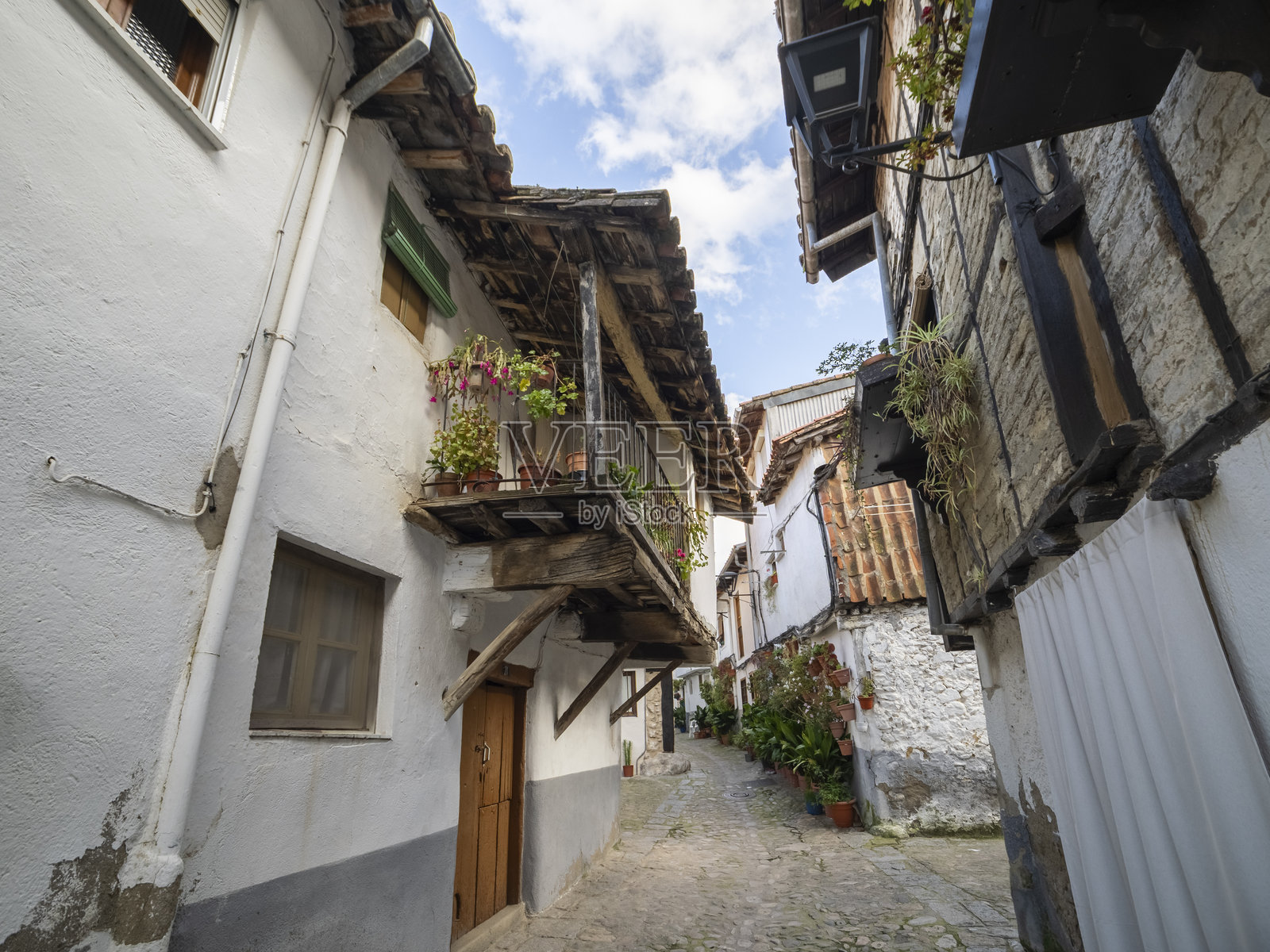 赫瓦斯旧犹太区的狭窄小巷，拥有大型悬挑屋檐，追溯至13世纪照片摄影图片