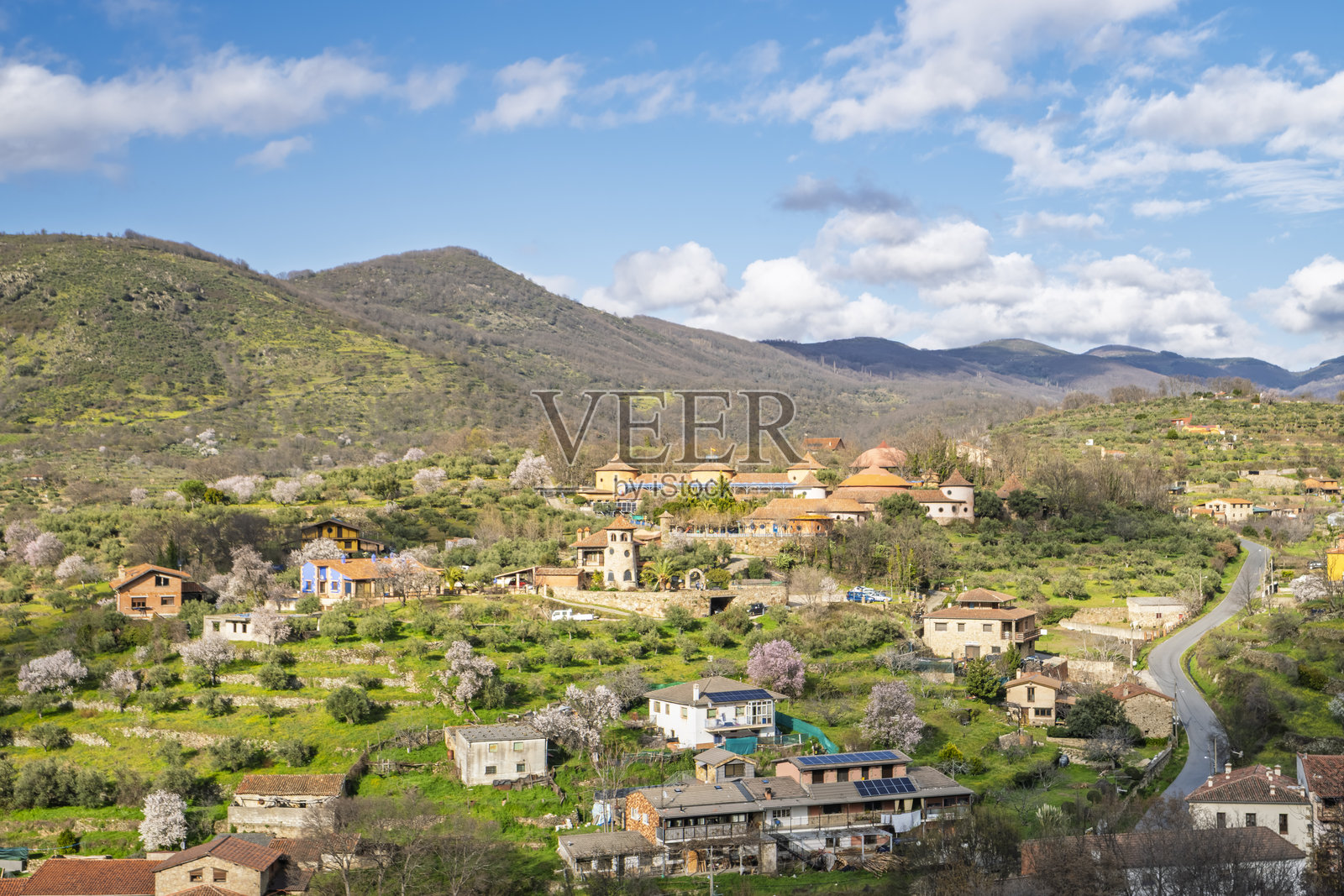 赫尔瓦斯旅游小镇的景观，位于卡塞雷斯的安布罗斯谷。照片摄影图片