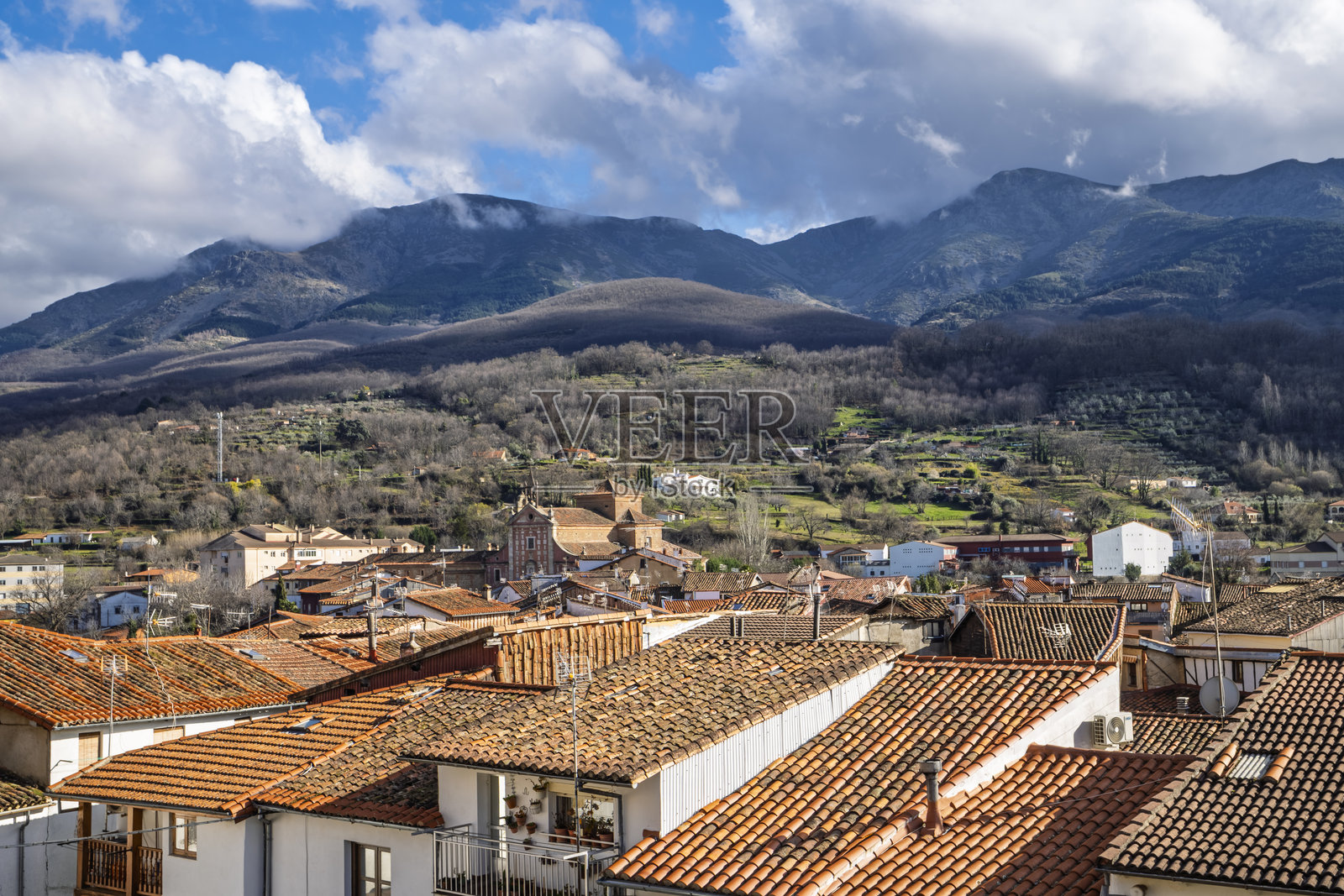 赫尔瓦斯旅游小镇的景观，位于卡塞雷斯的安布罗斯谷。照片摄影图片