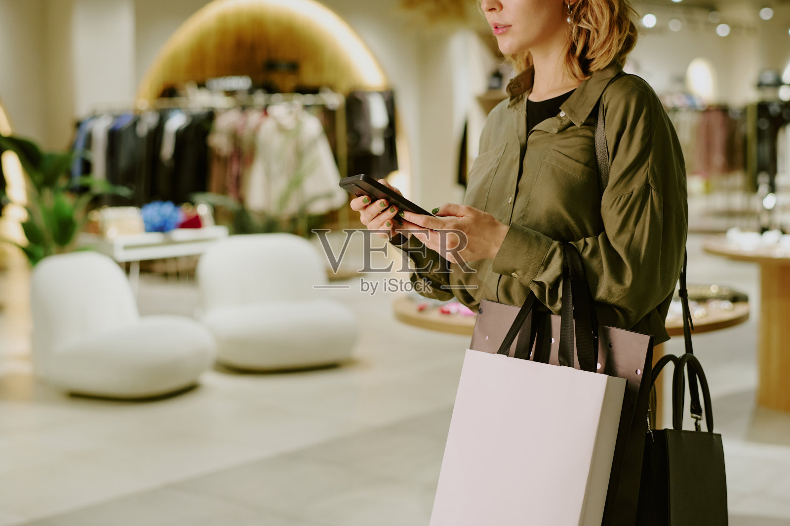 女性在精品店内发短信照片摄影图片