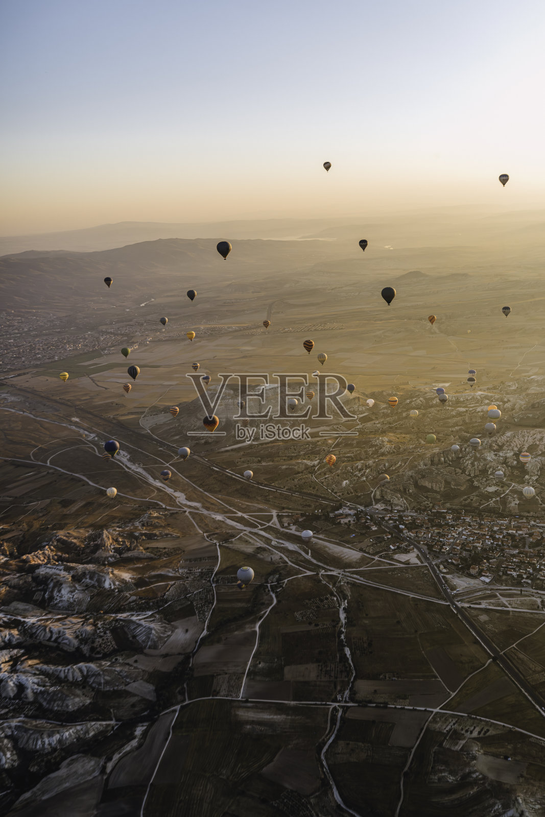 土耳其卡帕多奇亚日出时分的热气球漂浮在空中照片摄影图片