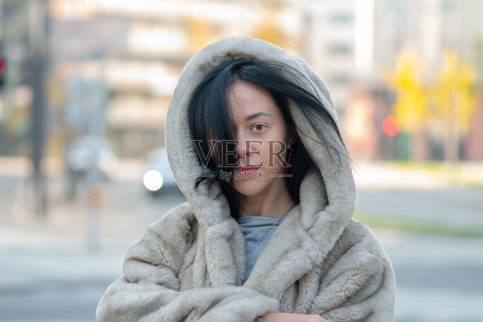 街头穿着毛皮大衣的时尚女性肖像。照片摄影图片