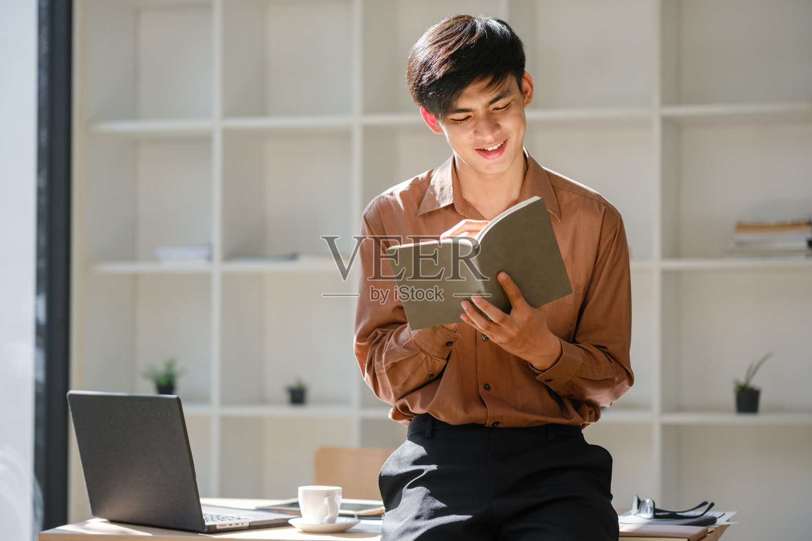 年轻人在线学习和研究金融概念，以促进教育和职业发展照片摄影图片