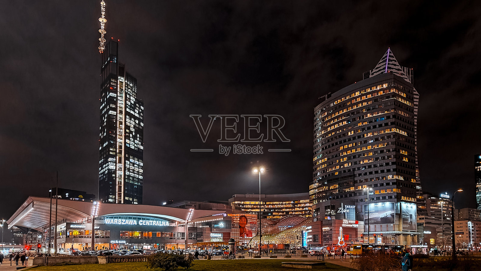 华沙中央车站夜景照片摄影图片