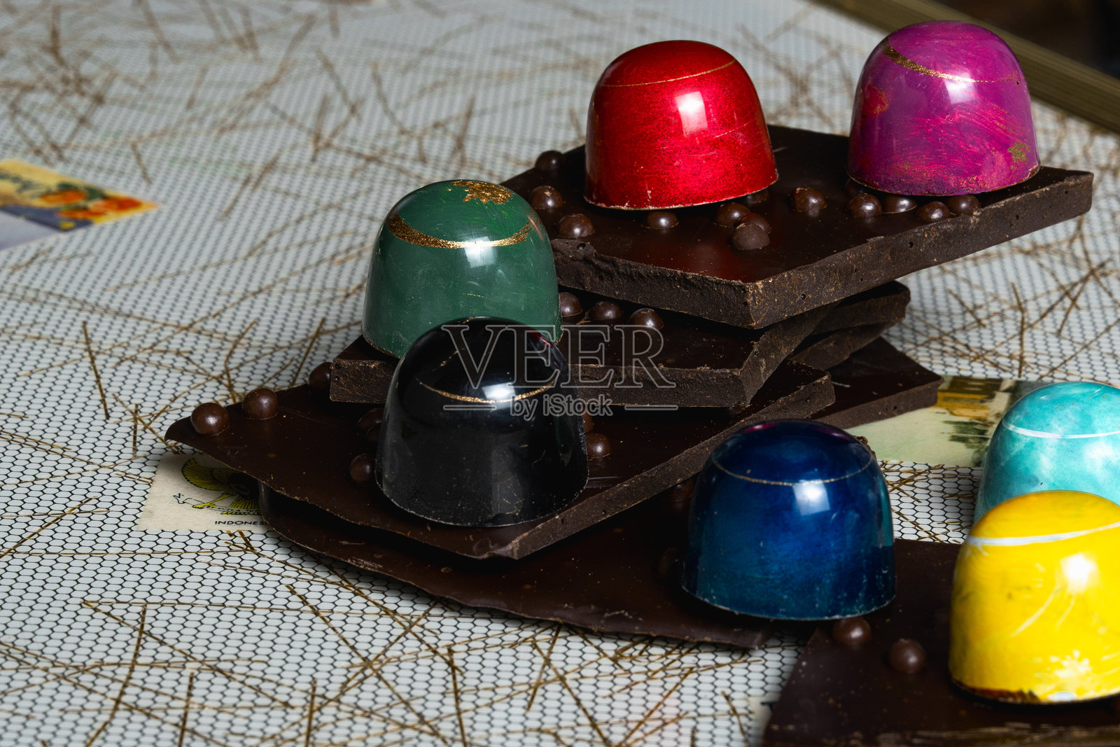 五彩缤纷的巧克力糖果静静地放在黑巧克力块上照片摄影图片