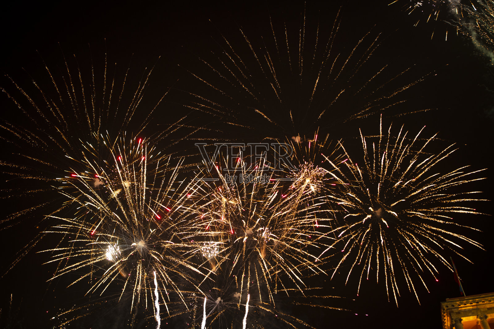 新年红色烟花照片摄影图片