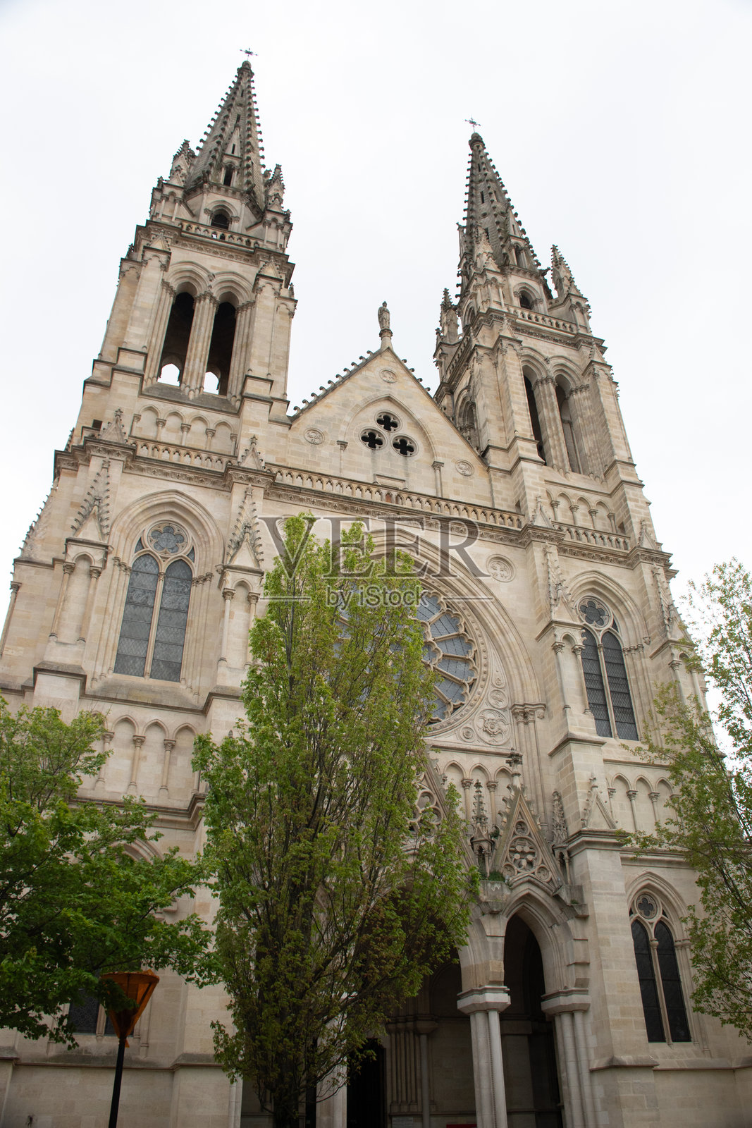 探索法国波尔多市；圣路易教堂。照片摄影图片