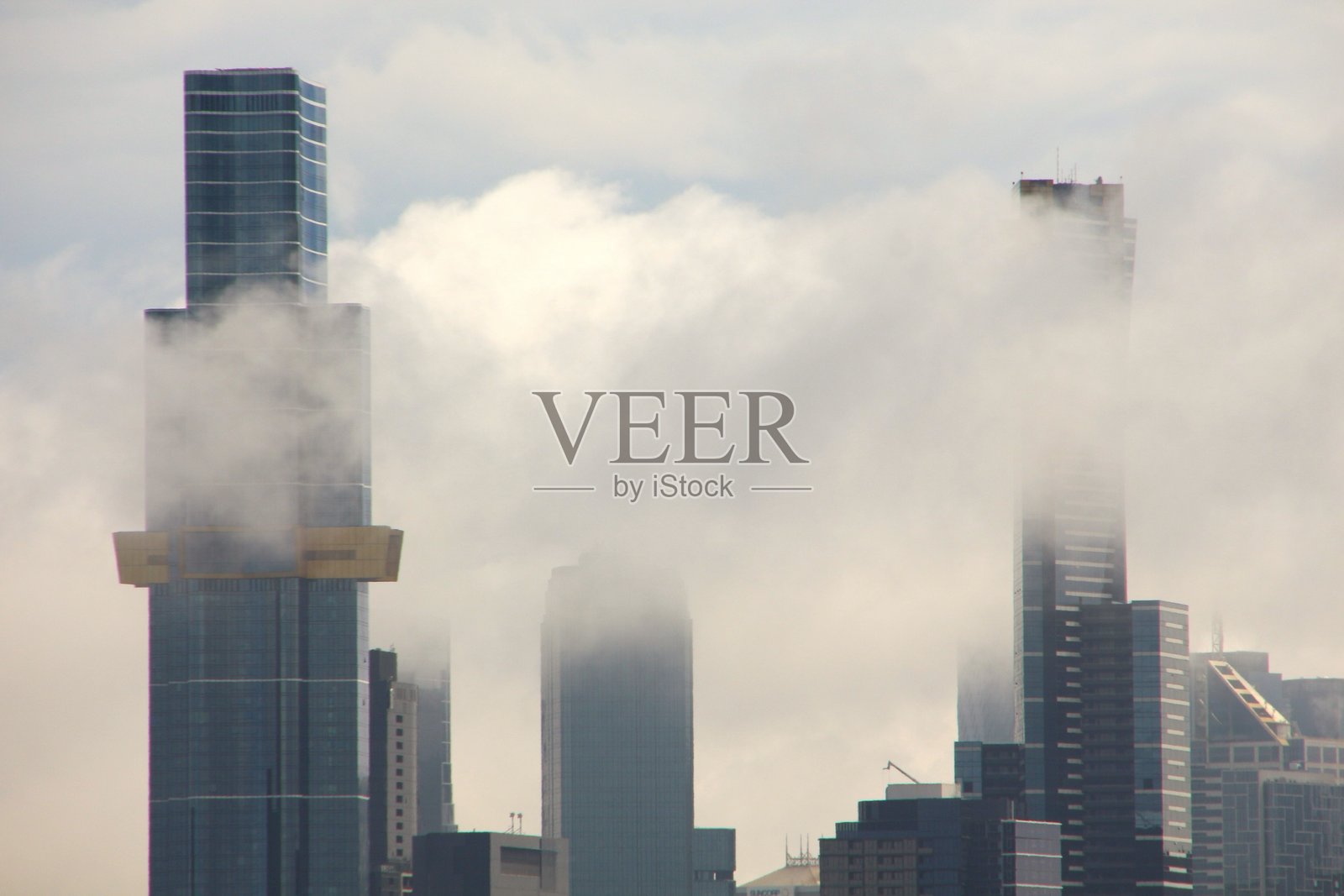 云层笼罩着摩天大楼照片摄影图片