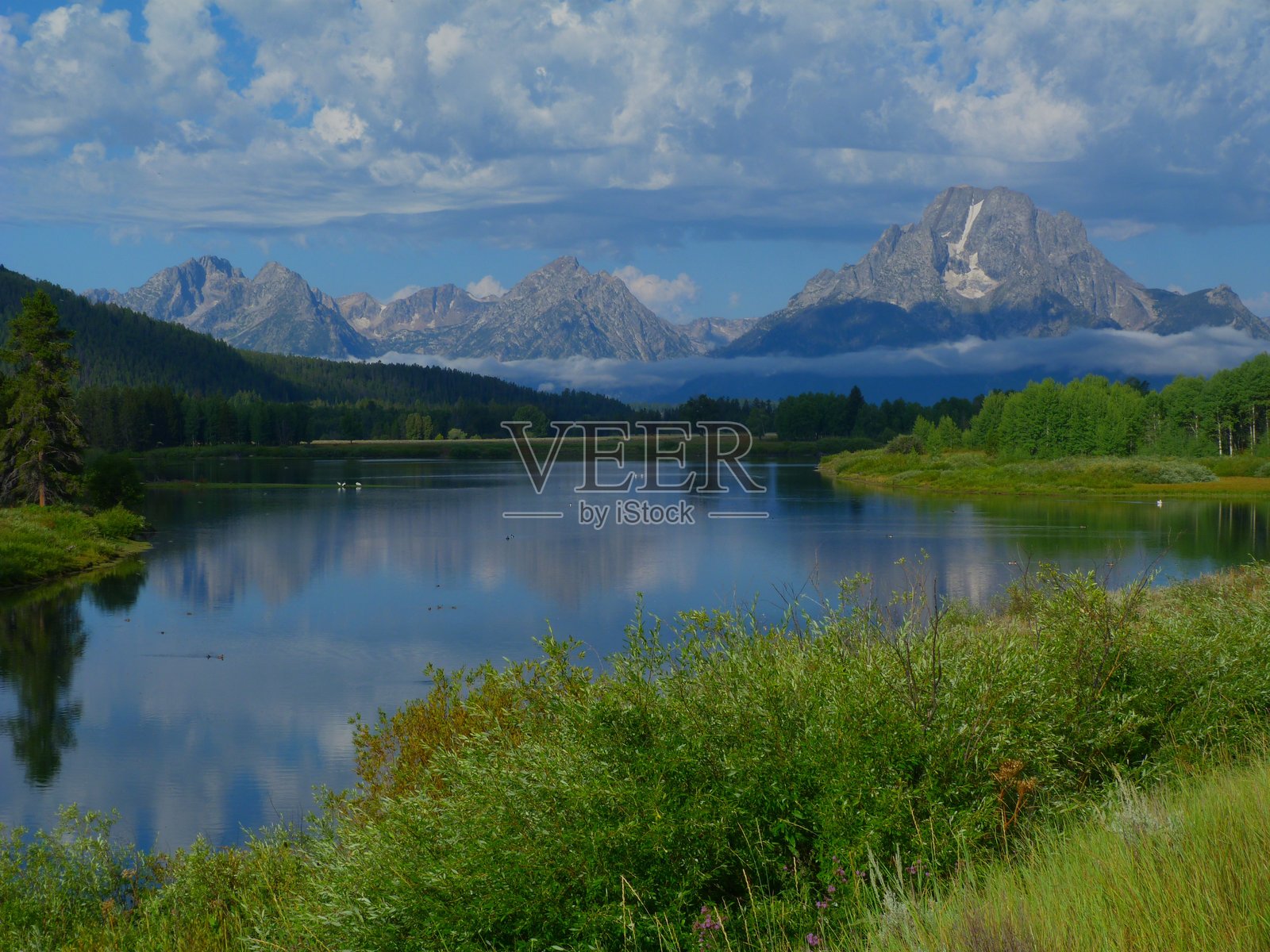 怀俄明州大提顿国家公园的湖泊照片摄影图片