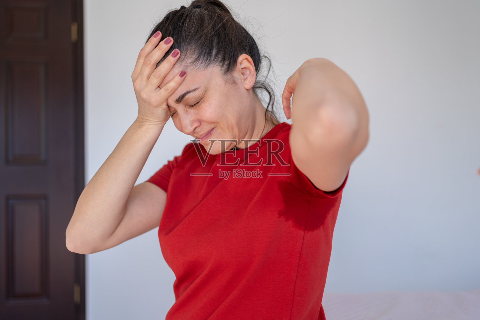 腋下出汗问题照片摄影图片