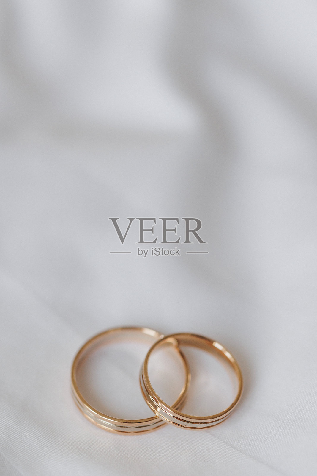 白色背景上的金色婚戒照片摄影图片