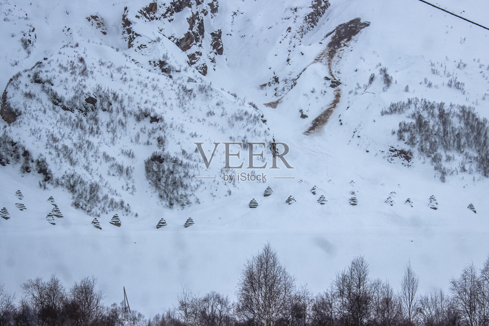 冬季森林与山峰的风景照片摄影图片