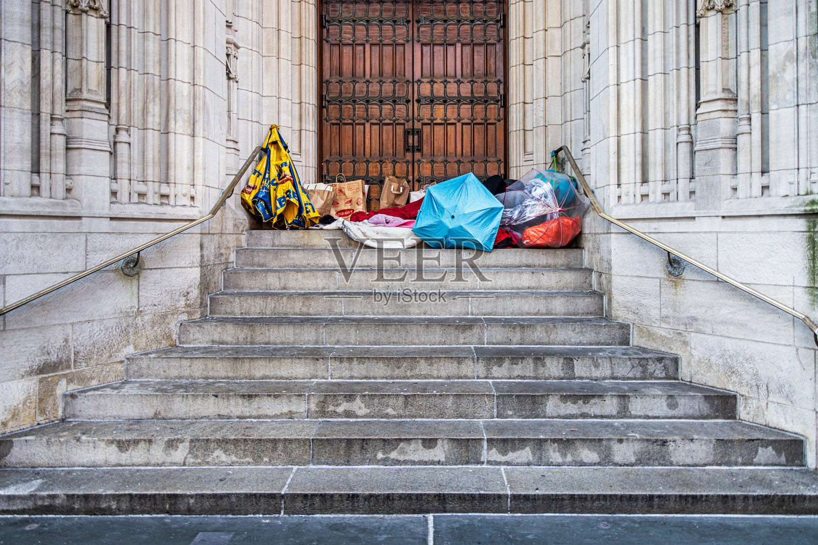 教堂外的无家可归者照片摄影图片